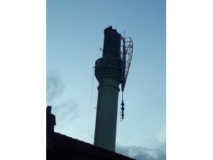 Burdur’da Şiddetli Rüzgar Cami Minaresine Zarar Verdi