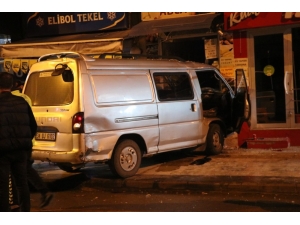 Alkollü Sürücü Dükkana Çarparak Durdu