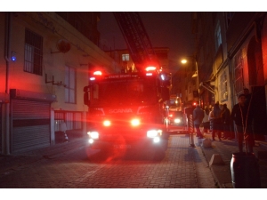 Yangın Çıkan Binada Vatandaşlar Mahsur Kaldı