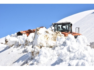 3 Bin 200 Rakımda Karla Mücadele Çalışması