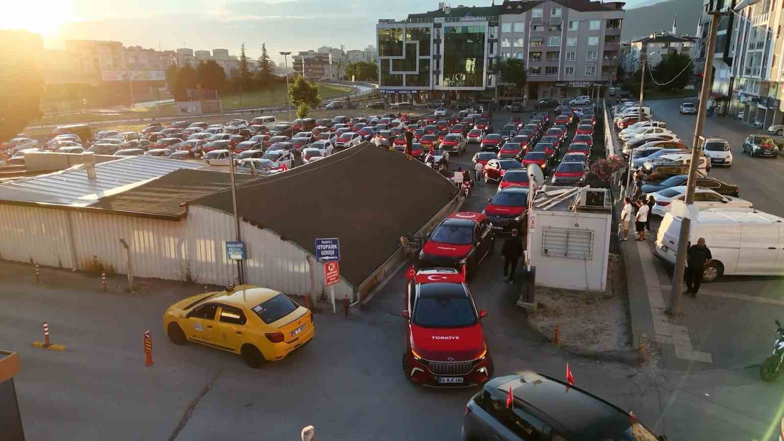 ozel-bursa-da-a-milli-takim-coskusu-sokaklara-tasti-250-araclik-konvoy-kenti-turladi