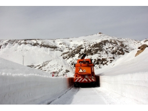 Nemrut Dağı’nın Kar Nedeniyle Kapanan Yolu Açılıyor