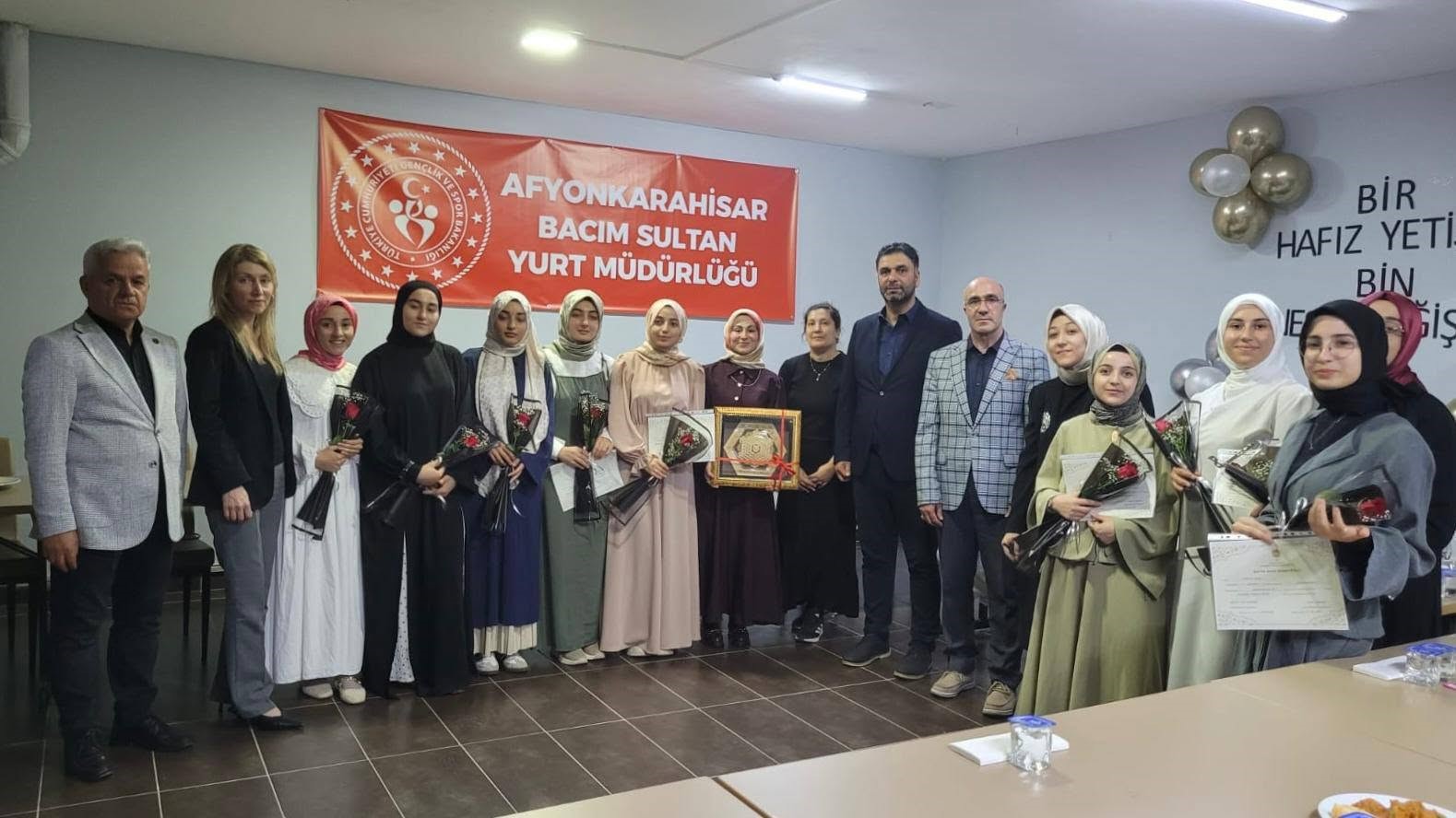 ogrenci-yurdundaki-kur-an-i-kerim-ve-hafizlik-kursu-programi-sona-erdi