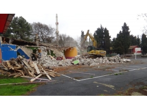 Silivri’de 5.8’lik Depremin Ardından Hasar Gören Okulun Yıkımına Başlandı