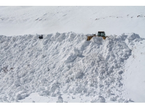 Bayburt’ta Çığ Nedeniyle Kapanan Yol Ulaşıma Açıldı