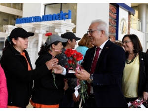 8 Mart’ı Kırmızı Karanfillerle Kutladılar