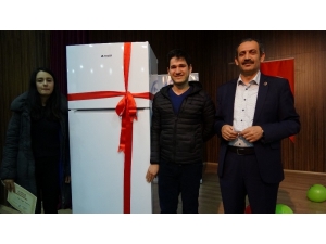 ‘Evlilik Okulu’ Finalinde Genç Çiftler Ödüllendirildi