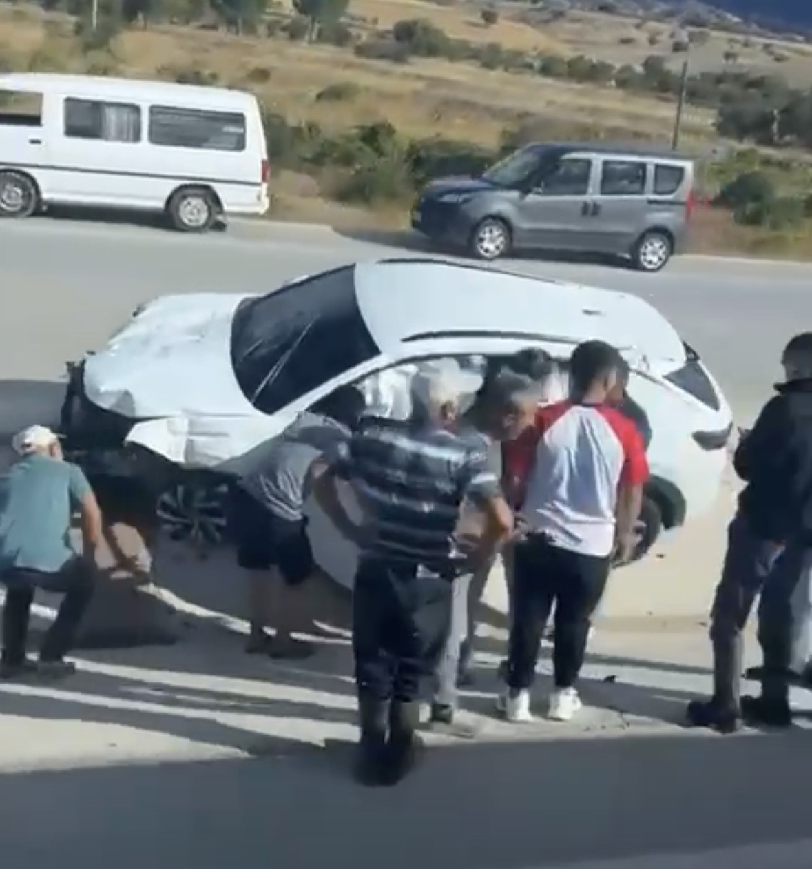 burdur-da-refujdeki-trafik-levhalarina-carpan-surucu-yaralandi