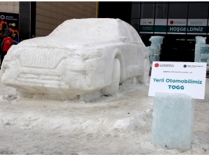 Yerli Otomobilin Buzdan Heykelini Yaptılar