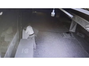 Maskeli Hırsız Marketi Soyup Kaçtı