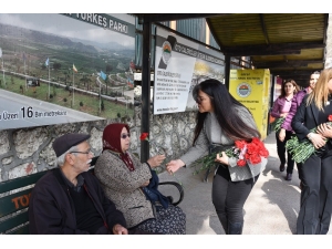 Toroslar’da Kadınlara Kırmızı Karanfil Dağıtıldı