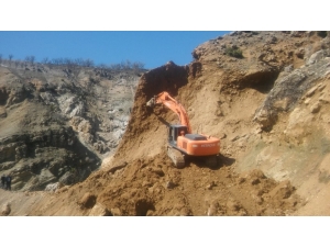 Batman’da Heyelan Köy Yolunu Ulaşıma Kapattı