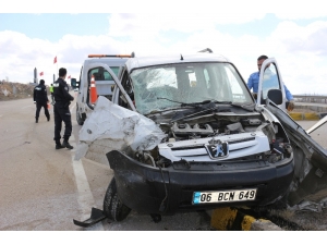 Vinç İle Hafif Ticari Araç Çarpıştı: 4 Yaralı