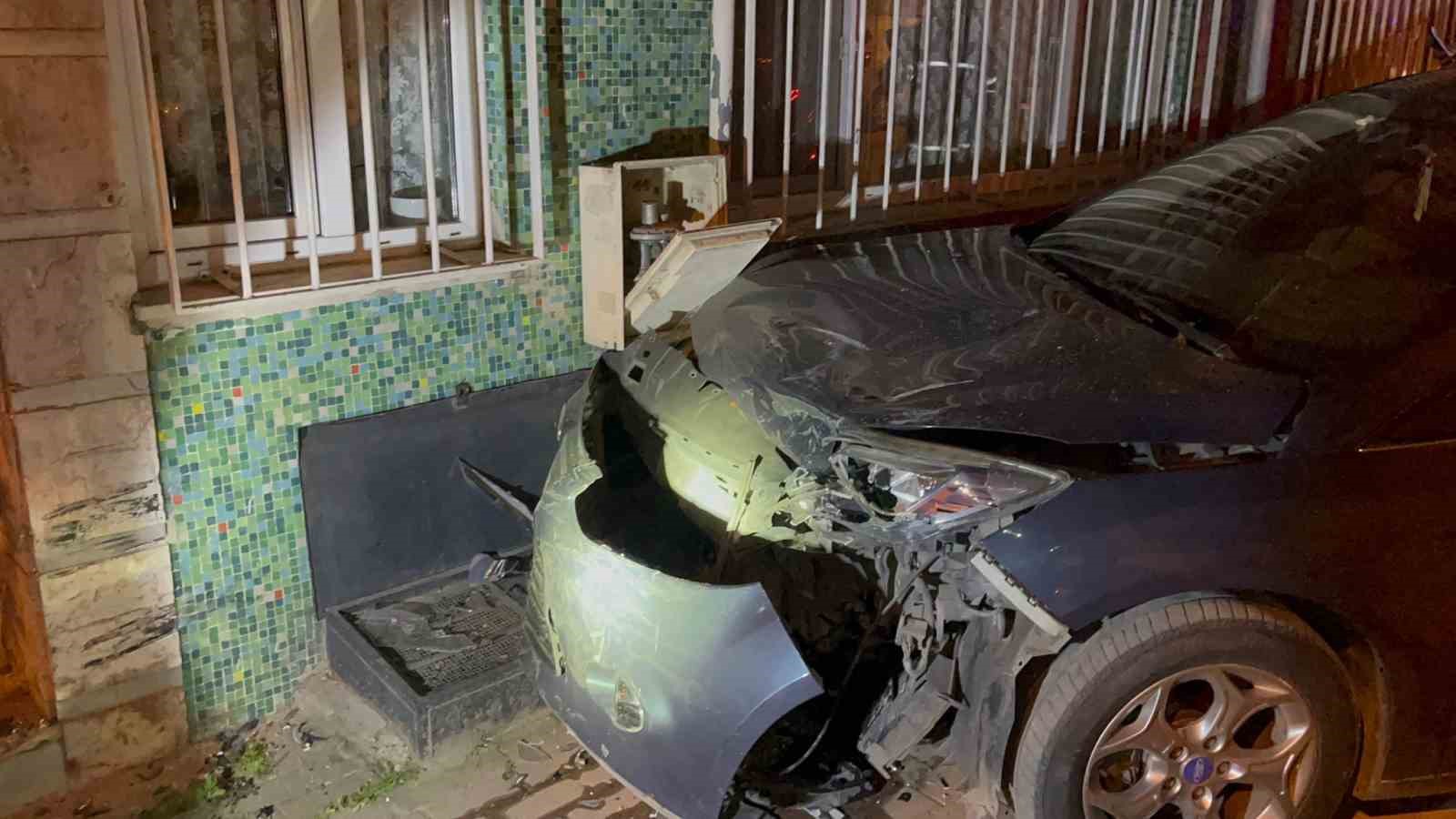 alkollu-surucunun-carptigi-arac-dogal-gaz-kutusunu-patlatti-mahalleli-sokaga-dokuldu