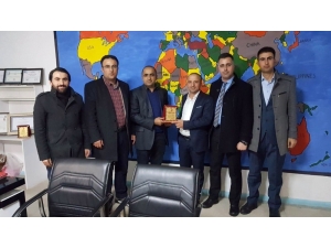 Kızılaydan Duyarlı Esnafa Plaket