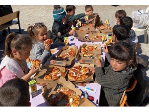 Tatbikat Sonrası Öğrencilerin Pizza Keyfi