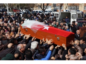 Meslektaşı Tarafından Öldürülen Kadın Polis Son Yolculuğuna Duvağıyla Uğurlandı