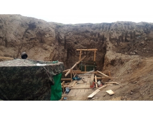 Defineciler, Madenci Gibi Çalışıp 8 Metre Çukur Açmış