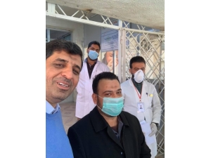Bağdat’ta Doktorlar, Virüs Tedavisi Tamamlanan İlk Hastayla Selfie Çektirdi
