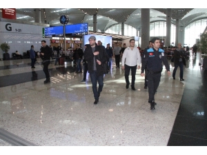 Mültecilere Broşür Dağıtan Sağcı Lider Sınır Dışı Edildi