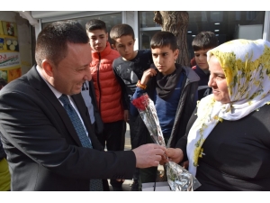 Başkan Beyoğlu Kadınlara Karanfil Dağıttı