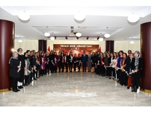 Validen Kadın Personele Karanfil