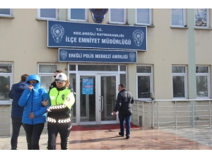 Öğrenci Velilerini Dolandırdığı İddia Edilen Kadın Adliyede