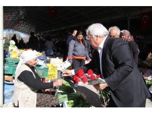 Başkan Akkaya’dan Kadınlara Karanfil