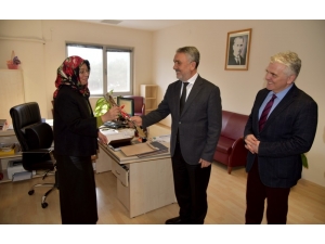 Rektör Bilgiç’ten Kadın Çalışanlara Karanfil