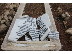 Gece Yarısı Mezar Taşlarını Kırdılar