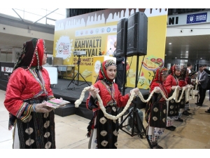 Kurdele Yerine Peynir Kestiler