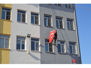 Deprem Tatbikatında Halatla Çatıdan İnerken Türk Bayrağı Açtılar