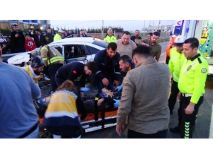 Tem Otoyolu’nda İki Otomobil Kafa Kafaya Çarpıştı: 4 Yaralı