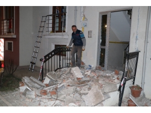 Apartmanın Girişindeki Beton Sundurma Çöktü, Facianın Eşiğinden Dönüldü