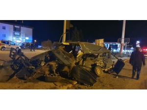 Hafif Ticari Araçla Otomobil Kafa Kafaya Çarpıştı: 1 Ölü 1 Ağır Yaralı