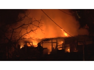 Eyüpsultan’da İki Gecekondu Alev Alev Yandı