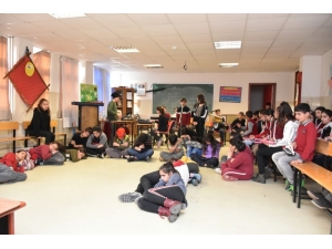 "Umut Üşür Sokaklarda" Adlı Tiyatro Sahnelendi