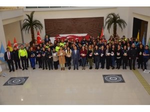 Emniyet Müdüründen Kadın Polislere Jest