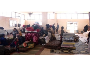 Bombardımandan Kaçan Suriyeliler Mezarlıkta Yaşıyor