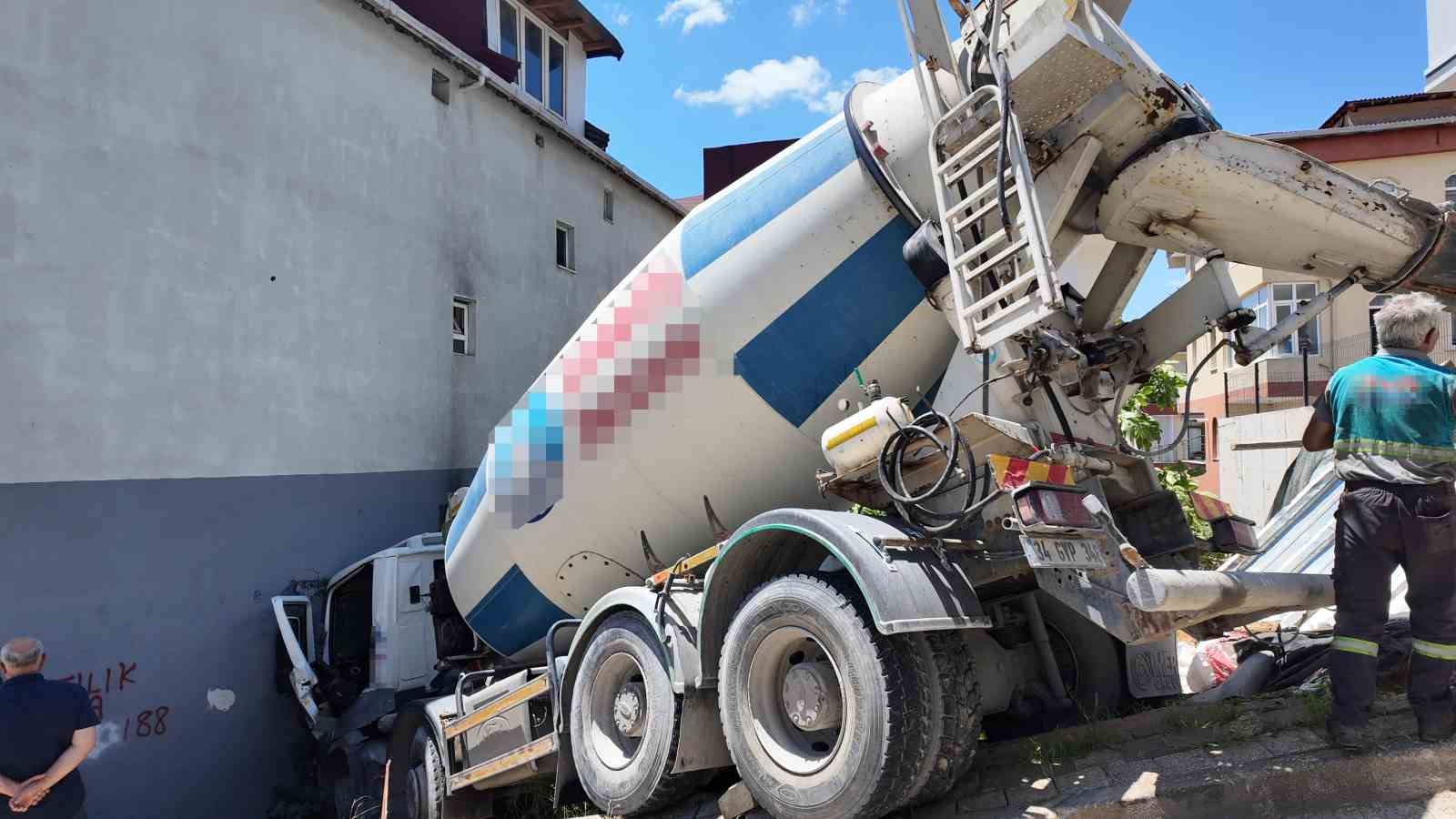 umraniye-de-beton-mikseri-binaya-carpti-1-yarali