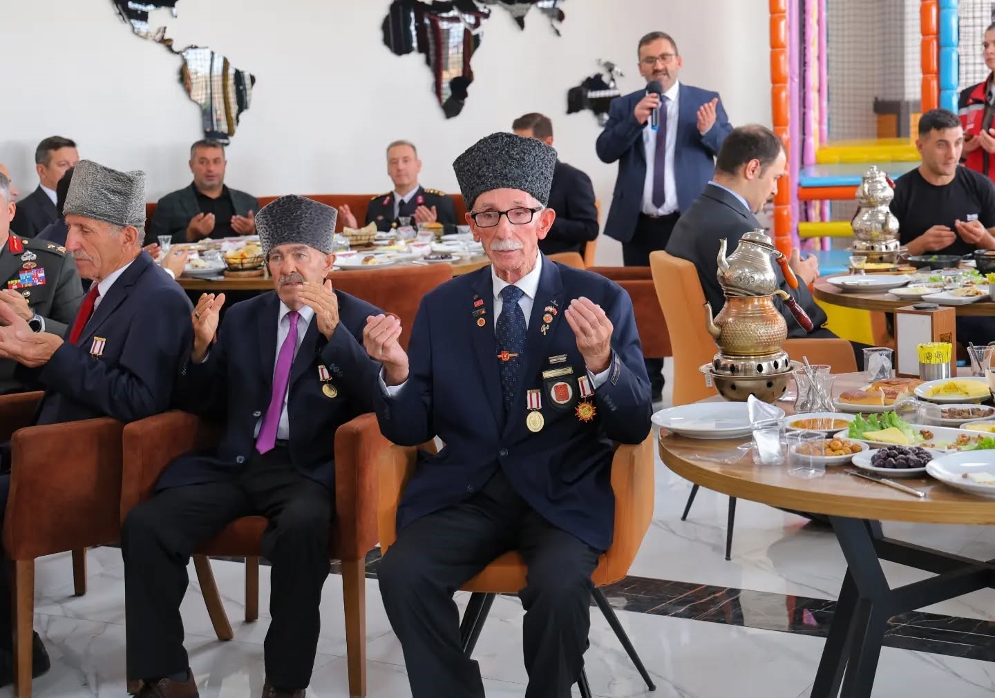 bayburt-ta-gaziler-ve-sehit-aileleri-kahvaltida-bir-araya-geldi