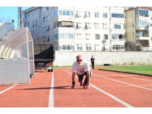 Üç Torun Sahibi, 66 Yaşında, Rekoru Hala Kırılamıyor