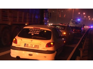 Aracının Arkasına “Dikkat Acemi Şoför” Yazdı, Zincirleme Kazaya Karıştı