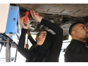 Narin Eller Otomobilleri Test Ediyor