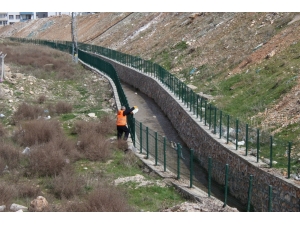 Kahta Belediyesi Larva Üreme Noktalarını İlaçlıyor