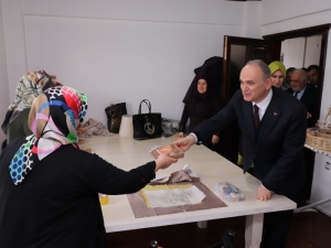 Kadınlar Hediyelerini Başkan Özlü’den Aldılar