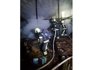 2 Katlı Kerpiç Ev Yangında Alevlere Teslim Oldu