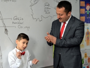 Özel Gereksinimli Atakan Hakkı Bayırlı İstiklal Marşı’nın 10 Kıtasını Ezbere Okudu