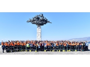 Kadın Süpürgeciler İzmir’e Toz Kondurmuyor