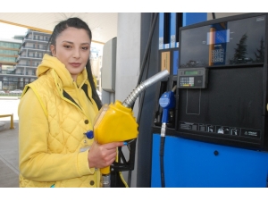 Fönlü Saçları, Ojeli Tırnaklarıyla Benzincide Depoları Dolduruyor